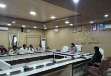 जिला निर्वाचन अधिकारी की अध्यक्षता में राजनैतिक दलों के साथ मतदेय स्थलों के सम्भाजन के सम्बन्ध में बैठक सम्पन्न