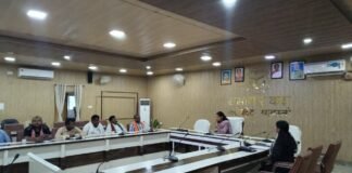 जिला निर्वाचन अधिकारी की अध्यक्षता में राजनैतिक दलों के साथ मतदेय स्थलों के सम्भाजन के सम्बन्ध में बैठक सम्पन्न
