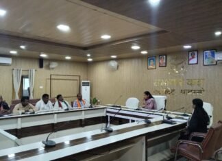 जिला निर्वाचन अधिकारी की अध्यक्षता में राजनैतिक दलों के साथ मतदेय स्थलों के सम्भाजन के सम्बन्ध में बैठक सम्पन्न