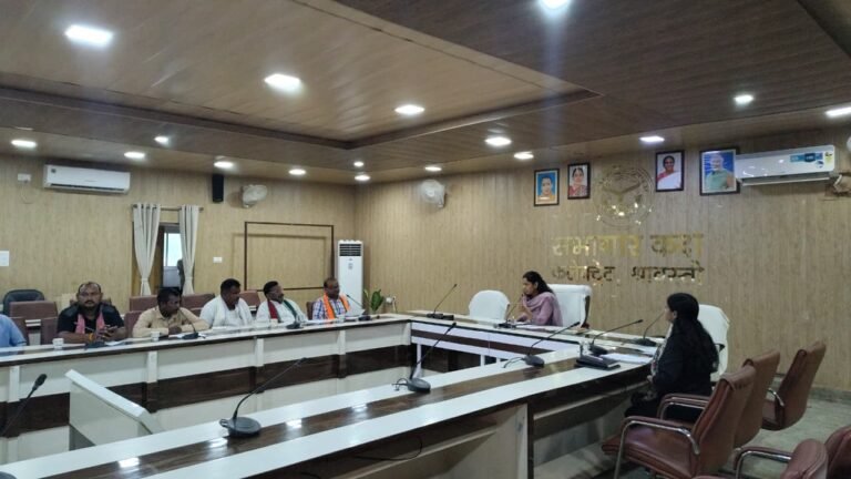 जिला निर्वाचन अधिकारी की अध्यक्षता में राजनैतिक दलों के साथ मतदेय स्थलों के सम्भाजन के सम्बन्ध में बैठक सम्पन्न