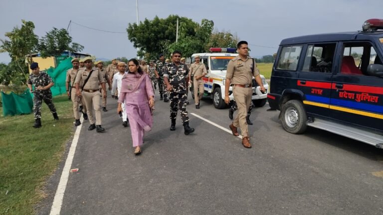 जिलाधिकारी, पुलिस अधीक्षक एवं एस0एस0बी0 कमाण्डेंट ने आगामी त्योहारों के दृष्टिगत भारत-नेपाल सीमा पर सुरक्षा व्यवस्था का लिया जायजा