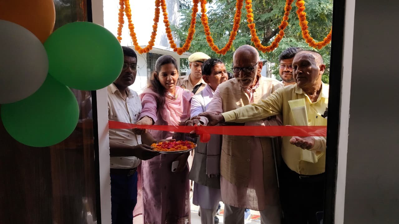 जिलाधिकारी ने नवनिर्मित ’पेंशनर कक्ष’ का फीता काटकर किया लोकार्पण