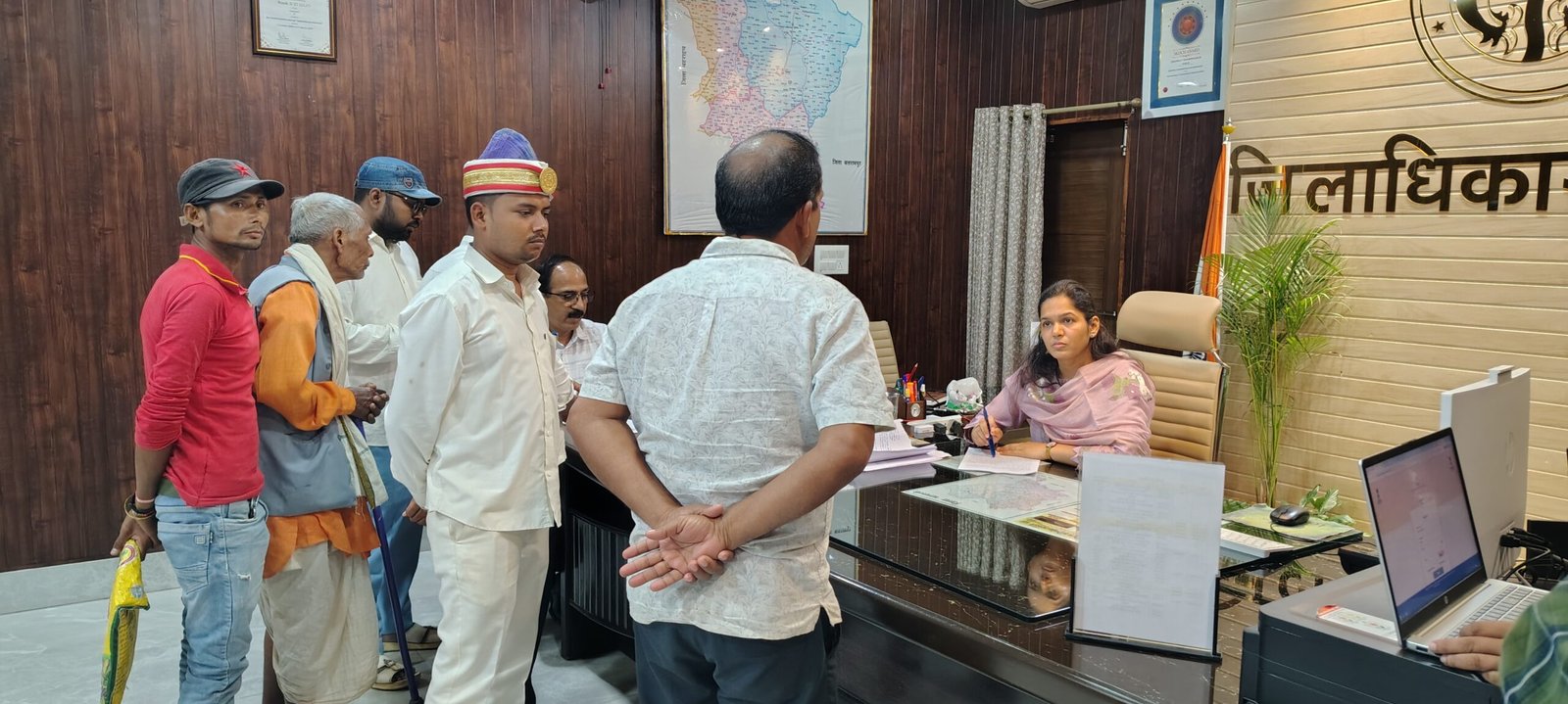 जनता दर्शन में जिलाधिकारी ने सुनी जनसामान्य की समस्याएं