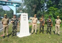 पुलिस अधीक्षक बलरामपुर के निर्देशानुसार,इंडो-नेपाल बॉर्डर क्षेत्र में शांति-सुरक्षा बनाए रखने हेतु पुलिस एवं एसएसबी की संयुक्त टीम द्वारा की गई पैदल गश्त एवं सघन चेकिंग अभियान*