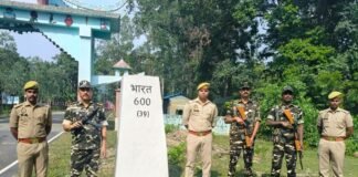 पुलिस अधीक्षक बलरामपुर के निर्देशानुसार,इंडो-नेपाल बॉर्डर क्षेत्र में शांति-सुरक्षा बनाए रखने हेतु पुलिस एवं एसएसबी की संयुक्त टीम द्वारा की गई पैदल गश्त एवं सघन चेकिंग अभियान*