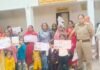 मिशन शक्ति फेज-6.0 के अंतर्गत श्रावस्ती पुलिस की सराहनीय पहल ** *पिंक समाधान दिवस में दो महिलाओं को पेंशन योजनाओं का लाभ, दो पारिवारिक विवादों में काउंसलिंग से बनी सहमति; विभिन्न थानों में जनजागरूकता अभियान आयोजित* पुलिस अधीक्षक *श्री राहुल भाटी* के निर्देशन एवं अपर पुलिस अधीक्षक *श्री चन्द्रकेश सिंह* के पर्यवेक्षण में शारदीय नवरात्रि के पावन अवसर पर मिशन शक्ति फेज-6.0 के अंतर्गत जनपद श्रावस्ती में महिलाओं एवं बालिकाओं की सुरक्षा, सम्मान, स्वावलंबन तथा सशक्तिकरण हेतु विभिन्न कार्यक्रम आयोजित किए जा रहे हैं। इसी क्रम में दिनांक 17.10.2026 को थाना मल्हीपुर एवं कोतवाली भिनगा में पिंक समाधान दिवस का आयोजन कर महिलाओं की समस्याओं को प्राथमिकता के आधार पर सुना गया तथा उनके प्रभावी निस्तारण के लिए आवश्यक कार्यवाही की गई। पिंक समाधान दिवस के दौरान कोतवाली भिनगा की मिशन शक्ति टीम प्रभारी *उप निरीक्षक अर्चना सिंह* मय टीम द्वारा मानवीय संवेदनशीलता एवं तत्परता का परिचय देते हुए दो महिला आवेदिकाओं को शासन की कल्याणकारी पेंशन योजनाओं का लाभ दिलाने में सहायता की गई। *एक महिला आवेदिका अनीता पत्नी कुलदीप, निवासी ग्राम भूतना, दाखिला हेमपुर थाना सिरसिया जनपद* श्रावस्ती ने बताया कि उनके पति की मृत्यु हो चुकी है तथा उनके छोटे-छोटे बच्चे हैं, लेकिन उन्हें विधवा पेंशन योजना का लाभ नहीं मिल पा रहा था। मिशन शक्ति टीम ने संबंधित अधिकारियों से समन्वय स्थापित कर उनकी समस्या के समाधान हेतु आवश्यक कार्यवाही कराई। इसी प्रकार वृद्ध महिला *आवेदिका हरपाल पत्नी श्यामलाल, निवासी ग्राम हेमपुर, दाखिला भूतना, थाना सिरसिया जनपद श्रावस्ती* को भी वृद्धावस्था पेंशन योजना का लाभ दिलाने के लिए प्रभावी पहल की गई। इसी क्रम में थाना हरदत्त नगर गिरंट की मिशन शक्ति टीम द्वारा पारिवारिक विवाद में संवेदनशीलता के साथ मध्यस्थता कर एक परिवार को फिर से जोड़ने में महत्वपूर्ण भूमिका निभाई गई। आवेदिका बालमा पत्नी सलार, निवासी ग्राम चौबे डीह, दाखिला सुजान डीह, थाना हरदत्त नगर गिरंट द्वारा अपनी पुत्री कमरू निशा के वैवाहिक जीवन से संबंधित शिकायत की गई थी। शिकायत में पति एवं ससुराल पक्ष द्वारा मारपीट, गाली-गलौज तथा दहेज की मांग किए जाने के आरोप लगाए गए थे। प्रकरण की गंभीरता को देखते हुए उपनिरीक्षक *श्री सुरेश कुमार* एवं महिला हेड कांस्टेबल *गायत्री यादव* द्वारा जांच एवं काउंसलिंग की कार्यवाही की गई। पुलिस टीम ने दोनों पक्षों को आमने-सामने बैठाकर उनकी बात सुनी तथा आपसी संवाद और समझाइश के माध्यम से विवाद का समाधान कराने का प्रयास किया। परिणामस्वरूप दोनों पक्षों के बीच आपसी सहमति बनी और कमरू निशा अपने ससुराल वापस जाने के लिए राजी हुई। वहीं, थाना मल्हीपुर में आवेदिका सीमा पत्नी जयप्रकाश द्वारा अपने पति के शराब सेवन एवं पुश्तैनी जमीन बेचने से संबंधित शिकायत दी गई थी। प्रकरण को गंभीरता से लेते हुए उपनिरीक्षक *श्री धनेश कुमार दीक्षित*, महिला उपनिरीक्षक *महिमा सिंह* एवं मुख्य आरक्षी *दिनेश पांडेय* द्वारा दोनों पक्षों को थाने पर बुलाकर उनकी समस्याएं सुनी गईं तथा काउंसलिंग के माध्यम से आपसी मतभेद दूर करने का प्रयास किया गया। पुलिस टीम की समझाइश एवं मध्यस्थता के बाद दोनों पक्ष साथ रहने के लिए सहमत हो गए और आवेदिका अपने पति जयप्रकाश के साथ ससुराल चली गई। इस प्रकार मिशन शक्ति टीमों द्वारा पेंशन योजनाओं का लाभ दिलाने तथा पारिवारिक विवादों में काउंसलिंग के माध्यम से आपसी सहमति स्थापित कराने के लिए सराहनीय प्रयास किए गए। इन पहलों से स्पष्ट होता है कि श्रावस्ती पुलिस महिलाओं की समस्याओं के समाधान, उन्हें शासन की कल्याणकारी योजनाओं से जोड़ने तथा पारिवारिक विवादों के निस्तारण में संवेदनशील एवं सहयोगात्मक भूमिका निभा रही है। इसी क्रम में जनपद के अन्य थानों की मिशन शक्ति टीमों द्वारा भी अपने-अपने थाना क्षेत्रों के विद्यालयों एवं सार्वजनिक स्थलों पर जनजागरूकता कार्यक्रम आयोजित किए गए। इन कार्यक्रमों के माध्यम से महिलाओं एवं बालिकाओं को सुरक्षा, सम्मान, स्वावलंबन, कानूनी अधिकारों तथा महिला उत्पीड़न से बचाव के संबंध में जागरूक किया गया। कार्यक्रमों के दौरान महिला हेल्पलाइन *1090*, आपातकालीन पुलिस सेवा *112* सहित अन्य महत्वपूर्ण हेल्पलाइन सेवाओं, शासन द्वारा संचालित महिला कल्याणकारी योजनाओं तथा साइबर अपराधों से बचाव के उपायों की जानकारी दी गई। साथ ही महिलाओं एवं बालिकाओं को किसी भी प्रकार की समस्या अथवा उत्पीड़न की स्थिति में बिना किसी भय या संकोच के पुलिस से संपर्क करने के लिए प्रेरित किया गया। श्रावस्ती पुलिस द्वारा मिशन शक्ति फेज-6.0 के अंतर्गत महिलाओं एवं बालिकाओं की सुरक्षा, सम्मान, स्वावलंबन एवं सशक्तिकरण के साथ-साथ उनकी समस्याओं के प्रभावी निस्तारण, कल्याणकारी योजनाओं का लाभ दिलाने तथा सामाजिक एवं पारिवारिक विवादों के समाधान हेतु निरंतर सार्थक प्रयास किए जा रहे हैं।