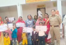 मिशन शक्ति फेज-6.0 के अंतर्गत श्रावस्ती पुलिस की सराहनीय पहल ** *पिंक समाधान दिवस में दो महिलाओं को पेंशन योजनाओं का लाभ, दो पारिवारिक विवादों में काउंसलिंग से बनी सहमति; विभिन्न थानों में जनजागरूकता अभियान आयोजित* पुलिस अधीक्षक *श्री राहुल भाटी* के निर्देशन एवं अपर पुलिस अधीक्षक *श्री चन्द्रकेश सिंह* के पर्यवेक्षण में शारदीय नवरात्रि के पावन अवसर पर मिशन शक्ति फेज-6.0 के अंतर्गत जनपद श्रावस्ती में महिलाओं एवं बालिकाओं की सुरक्षा, सम्मान, स्वावलंबन तथा सशक्तिकरण हेतु विभिन्न कार्यक्रम आयोजित किए जा रहे हैं। इसी क्रम में दिनांक 17.10.2026 को थाना मल्हीपुर एवं कोतवाली भिनगा में पिंक समाधान दिवस का आयोजन कर महिलाओं की समस्याओं को प्राथमिकता के आधार पर सुना गया तथा उनके प्रभावी निस्तारण के लिए आवश्यक कार्यवाही की गई। पिंक समाधान दिवस के दौरान कोतवाली भिनगा की मिशन शक्ति टीम प्रभारी *उप निरीक्षक अर्चना सिंह* मय टीम द्वारा मानवीय संवेदनशीलता एवं तत्परता का परिचय देते हुए दो महिला आवेदिकाओं को शासन की कल्याणकारी पेंशन योजनाओं का लाभ दिलाने में सहायता की गई। *एक महिला आवेदिका अनीता पत्नी कुलदीप, निवासी ग्राम भूतना, दाखिला हेमपुर थाना सिरसिया जनपद* श्रावस्ती ने बताया कि उनके पति की मृत्यु हो चुकी है तथा उनके छोटे-छोटे बच्चे हैं, लेकिन उन्हें विधवा पेंशन योजना का लाभ नहीं मिल पा रहा था। मिशन शक्ति टीम ने संबंधित अधिकारियों से समन्वय स्थापित कर उनकी समस्या के समाधान हेतु आवश्यक कार्यवाही कराई। इसी प्रकार वृद्ध महिला *आवेदिका हरपाल पत्नी श्यामलाल, निवासी ग्राम हेमपुर, दाखिला भूतना, थाना सिरसिया जनपद श्रावस्ती* को भी वृद्धावस्था पेंशन योजना का लाभ दिलाने के लिए प्रभावी पहल की गई। इसी क्रम में थाना हरदत्त नगर गिरंट की मिशन शक्ति टीम द्वारा पारिवारिक विवाद में संवेदनशीलता के साथ मध्यस्थता कर एक परिवार को फिर से जोड़ने में महत्वपूर्ण भूमिका निभाई गई। आवेदिका बालमा पत्नी सलार, निवासी ग्राम चौबे डीह, दाखिला सुजान डीह, थाना हरदत्त नगर गिरंट द्वारा अपनी पुत्री कमरू निशा के वैवाहिक जीवन से संबंधित शिकायत की गई थी। शिकायत में पति एवं ससुराल पक्ष द्वारा मारपीट, गाली-गलौज तथा दहेज की मांग किए जाने के आरोप लगाए गए थे। प्रकरण की गंभीरता को देखते हुए उपनिरीक्षक *श्री सुरेश कुमार* एवं महिला हेड कांस्टेबल *गायत्री यादव* द्वारा जांच एवं काउंसलिंग की कार्यवाही की गई। पुलिस टीम ने दोनों पक्षों को आमने-सामने बैठाकर उनकी बात सुनी तथा आपसी संवाद और समझाइश के माध्यम से विवाद का समाधान कराने का प्रयास किया। परिणामस्वरूप दोनों पक्षों के बीच आपसी सहमति बनी और कमरू निशा अपने ससुराल वापस जाने के लिए राजी हुई। वहीं, थाना मल्हीपुर में आवेदिका सीमा पत्नी जयप्रकाश द्वारा अपने पति के शराब सेवन एवं पुश्तैनी जमीन बेचने से संबंधित शिकायत दी गई थी। प्रकरण को गंभीरता से लेते हुए उपनिरीक्षक *श्री धनेश कुमार दीक्षित*, महिला उपनिरीक्षक *महिमा सिंह* एवं मुख्य आरक्षी *दिनेश पांडेय* द्वारा दोनों पक्षों को थाने पर बुलाकर उनकी समस्याएं सुनी गईं तथा काउंसलिंग के माध्यम से आपसी मतभेद दूर करने का प्रयास किया गया। पुलिस टीम की समझाइश एवं मध्यस्थता के बाद दोनों पक्ष साथ रहने के लिए सहमत हो गए और आवेदिका अपने पति जयप्रकाश के साथ ससुराल चली गई। इस प्रकार मिशन शक्ति टीमों द्वारा पेंशन योजनाओं का लाभ दिलाने तथा पारिवारिक विवादों में काउंसलिंग के माध्यम से आपसी सहमति स्थापित कराने के लिए सराहनीय प्रयास किए गए। इन पहलों से स्पष्ट होता है कि श्रावस्ती पुलिस महिलाओं की समस्याओं के समाधान, उन्हें शासन की कल्याणकारी योजनाओं से जोड़ने तथा पारिवारिक विवादों के निस्तारण में संवेदनशील एवं सहयोगात्मक भूमिका निभा रही है। इसी क्रम में जनपद के अन्य थानों की मिशन शक्ति टीमों द्वारा भी अपने-अपने थाना क्षेत्रों के विद्यालयों एवं सार्वजनिक स्थलों पर जनजागरूकता कार्यक्रम आयोजित किए गए। इन कार्यक्रमों के माध्यम से महिलाओं एवं बालिकाओं को सुरक्षा, सम्मान, स्वावलंबन, कानूनी अधिकारों तथा महिला उत्पीड़न से बचाव के संबंध में जागरूक किया गया। कार्यक्रमों के दौरान महिला हेल्पलाइन *1090*, आपातकालीन पुलिस सेवा *112* सहित अन्य महत्वपूर्ण हेल्पलाइन सेवाओं, शासन द्वारा संचालित महिला कल्याणकारी योजनाओं तथा साइबर अपराधों से बचाव के उपायों की जानकारी दी गई। साथ ही महिलाओं एवं बालिकाओं को किसी भी प्रकार की समस्या अथवा उत्पीड़न की स्थिति में बिना किसी भय या संकोच के पुलिस से संपर्क करने के लिए प्रेरित किया गया। श्रावस्ती पुलिस द्वारा मिशन शक्ति फेज-6.0 के अंतर्गत महिलाओं एवं बालिकाओं की सुरक्षा, सम्मान, स्वावलंबन एवं सशक्तिकरण के साथ-साथ उनकी समस्याओं के प्रभावी निस्तारण, कल्याणकारी योजनाओं का लाभ दिलाने तथा सामाजिक एवं पारिवारिक विवादों के समाधान हेतु निरंतर सार्थक प्रयास किए जा रहे हैं।