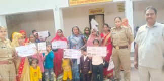मिशन शक्ति फेज-6.0 के अंतर्गत श्रावस्ती पुलिस की सराहनीय पहल ** *पिंक समाधान दिवस में दो महिलाओं को पेंशन योजनाओं का लाभ, दो पारिवारिक विवादों में काउंसलिंग से बनी सहमति; विभिन्न थानों में जनजागरूकता अभियान आयोजित* पुलिस अधीक्षक *श्री राहुल भाटी* के निर्देशन एवं अपर पुलिस अधीक्षक *श्री चन्द्रकेश सिंह* के पर्यवेक्षण में शारदीय नवरात्रि के पावन अवसर पर मिशन शक्ति फेज-6.0 के अंतर्गत जनपद श्रावस्ती में महिलाओं एवं बालिकाओं की सुरक्षा, सम्मान, स्वावलंबन तथा सशक्तिकरण हेतु विभिन्न कार्यक्रम आयोजित किए जा रहे हैं। इसी क्रम में दिनांक 17.10.2026 को थाना मल्हीपुर एवं कोतवाली भिनगा में पिंक समाधान दिवस का आयोजन कर महिलाओं की समस्याओं को प्राथमिकता के आधार पर सुना गया तथा उनके प्रभावी निस्तारण के लिए आवश्यक कार्यवाही की गई। पिंक समाधान दिवस के दौरान कोतवाली भिनगा की मिशन शक्ति टीम प्रभारी *उप निरीक्षक अर्चना सिंह* मय टीम द्वारा मानवीय संवेदनशीलता एवं तत्परता का परिचय देते हुए दो महिला आवेदिकाओं को शासन की कल्याणकारी पेंशन योजनाओं का लाभ दिलाने में सहायता की गई। *एक महिला आवेदिका अनीता पत्नी कुलदीप, निवासी ग्राम भूतना, दाखिला हेमपुर थाना सिरसिया जनपद* श्रावस्ती ने बताया कि उनके पति की मृत्यु हो चुकी है तथा उनके छोटे-छोटे बच्चे हैं, लेकिन उन्हें विधवा पेंशन योजना का लाभ नहीं मिल पा रहा था। मिशन शक्ति टीम ने संबंधित अधिकारियों से समन्वय स्थापित कर उनकी समस्या के समाधान हेतु आवश्यक कार्यवाही कराई। इसी प्रकार वृद्ध महिला *आवेदिका हरपाल पत्नी श्यामलाल, निवासी ग्राम हेमपुर, दाखिला भूतना, थाना सिरसिया जनपद श्रावस्ती* को भी वृद्धावस्था पेंशन योजना का लाभ दिलाने के लिए प्रभावी पहल की गई। इसी क्रम में थाना हरदत्त नगर गिरंट की मिशन शक्ति टीम द्वारा पारिवारिक विवाद में संवेदनशीलता के साथ मध्यस्थता कर एक परिवार को फिर से जोड़ने में महत्वपूर्ण भूमिका निभाई गई। आवेदिका बालमा पत्नी सलार, निवासी ग्राम चौबे डीह, दाखिला सुजान डीह, थाना हरदत्त नगर गिरंट द्वारा अपनी पुत्री कमरू निशा के वैवाहिक जीवन से संबंधित शिकायत की गई थी। शिकायत में पति एवं ससुराल पक्ष द्वारा मारपीट, गाली-गलौज तथा दहेज की मांग किए जाने के आरोप लगाए गए थे। प्रकरण की गंभीरता को देखते हुए उपनिरीक्षक *श्री सुरेश कुमार* एवं महिला हेड कांस्टेबल *गायत्री यादव* द्वारा जांच एवं काउंसलिंग की कार्यवाही की गई। पुलिस टीम ने दोनों पक्षों को आमने-सामने बैठाकर उनकी बात सुनी तथा आपसी संवाद और समझाइश के माध्यम से विवाद का समाधान कराने का प्रयास किया। परिणामस्वरूप दोनों पक्षों के बीच आपसी सहमति बनी और कमरू निशा अपने ससुराल वापस जाने के लिए राजी हुई। वहीं, थाना मल्हीपुर में आवेदिका सीमा पत्नी जयप्रकाश द्वारा अपने पति के शराब सेवन एवं पुश्तैनी जमीन बेचने से संबंधित शिकायत दी गई थी। प्रकरण को गंभीरता से लेते हुए उपनिरीक्षक *श्री धनेश कुमार दीक्षित*, महिला उपनिरीक्षक *महिमा सिंह* एवं मुख्य आरक्षी *दिनेश पांडेय* द्वारा दोनों पक्षों को थाने पर बुलाकर उनकी समस्याएं सुनी गईं तथा काउंसलिंग के माध्यम से आपसी मतभेद दूर करने का प्रयास किया गया। पुलिस टीम की समझाइश एवं मध्यस्थता के बाद दोनों पक्ष साथ रहने के लिए सहमत हो गए और आवेदिका अपने पति जयप्रकाश के साथ ससुराल चली गई। इस प्रकार मिशन शक्ति टीमों द्वारा पेंशन योजनाओं का लाभ दिलाने तथा पारिवारिक विवादों में काउंसलिंग के माध्यम से आपसी सहमति स्थापित कराने के लिए सराहनीय प्रयास किए गए। इन पहलों से स्पष्ट होता है कि श्रावस्ती पुलिस महिलाओं की समस्याओं के समाधान, उन्हें शासन की कल्याणकारी योजनाओं से जोड़ने तथा पारिवारिक विवादों के निस्तारण में संवेदनशील एवं सहयोगात्मक भूमिका निभा रही है। इसी क्रम में जनपद के अन्य थानों की मिशन शक्ति टीमों द्वारा भी अपने-अपने थाना क्षेत्रों के विद्यालयों एवं सार्वजनिक स्थलों पर जनजागरूकता कार्यक्रम आयोजित किए गए। इन कार्यक्रमों के माध्यम से महिलाओं एवं बालिकाओं को सुरक्षा, सम्मान, स्वावलंबन, कानूनी अधिकारों तथा महिला उत्पीड़न से बचाव के संबंध में जागरूक किया गया। कार्यक्रमों के दौरान महिला हेल्पलाइन *1090*, आपातकालीन पुलिस सेवा *112* सहित अन्य महत्वपूर्ण हेल्पलाइन सेवाओं, शासन द्वारा संचालित महिला कल्याणकारी योजनाओं तथा साइबर अपराधों से बचाव के उपायों की जानकारी दी गई। साथ ही महिलाओं एवं बालिकाओं को किसी भी प्रकार की समस्या अथवा उत्पीड़न की स्थिति में बिना किसी भय या संकोच के पुलिस से संपर्क करने के लिए प्रेरित किया गया। श्रावस्ती पुलिस द्वारा मिशन शक्ति फेज-6.0 के अंतर्गत महिलाओं एवं बालिकाओं की सुरक्षा, सम्मान, स्वावलंबन एवं सशक्तिकरण के साथ-साथ उनकी समस्याओं के प्रभावी निस्तारण, कल्याणकारी योजनाओं का लाभ दिलाने तथा सामाजिक एवं पारिवारिक विवादों के समाधान हेतु निरंतर सार्थक प्रयास किए जा रहे हैं।