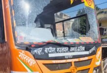 महाराजगंज के बरोहिया में दर्दनाक सड़क हादसा: रोडवेज बस की चपेट में आई बाइक, दो लोग गंभीर रूप से घायल
