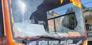 महाराजगंज के बरोहिया में दर्दनाक सड़क हादसा: रोडवेज बस की चपेट में आई बाइक, दो लोग गंभीर रूप से घायल