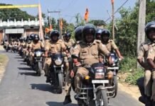 पुलिस अधीक्षक बलरामपुर के निर्देशानुसार, शारदीय नवरात्रि को सकुशल एवं शांतिपूर्ण ढंग से सम्पन्न कराए जाने के दृष्टिगत थाना गैड़ास बुजुर्ग क्षेत्र में भारी पुलिस बल के साथ मोटरसाइकिल गश्त (पेट्रोलिंग) से किया गया भव्य फ्लैग मार्च, आमजन को कराया गया सुरक्षा का एहसास, अराजक तत्वों को दी गई चेतावनी*