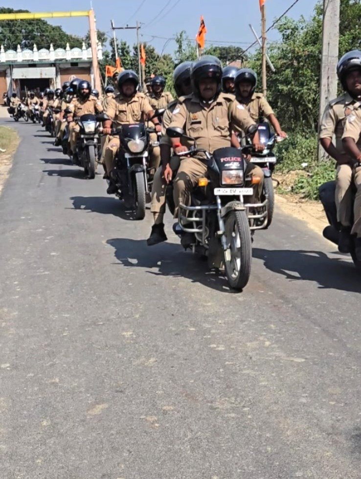 पुलिस अधीक्षक बलरामपुर के निर्देशानुसार, शारदीय नवरात्रि को सकुशल एवं शांतिपूर्ण ढंग से सम्पन्न कराए जाने के दृष्टिगत थाना गैड़ास बुजुर्ग क्षेत्र में भारी पुलिस बल के साथ मोटरसाइकिल गश्त (पेट्रोलिंग) से किया गया भव्य फ्लैग मार्च, आमजन को कराया गया सुरक्षा का एहसास, अराजक तत्वों को दी गई चेतावनी*