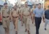 * आगामी माँ दुर्गा प्रतिमा विसर्जन कार्यक्रम को सकुशल, शांतिपूर्ण एवं सुरक्षित वातावरण में संपन्न कराने के दृष्टिगत *जिलाधिकारी बलरामपुर डॉ0 विपिन कुमार जैन व पुलिस अधीक्षक बलरामपुर श्री मार्तण्ड प्रकाश सिंह* द्वारा थाना पचपेड़वा क्षेत्र का भ्रमण कर कस्बा पचपेड़वा स्थित पुरैनिया तालाब विसर्जन स्थल एवं आसपास की सुरक्षा व्यवस्था का स्थलीय निरीक्षण किया गया। निरीक्षण के दौरान विसर्जन घाट एवं मार्ग पर पर्याप्त पुलिस बल, महिला पुलिस कर्मियों एवं सादे वस्त्रों में पुलिस कर्मियों की तैनाती, जल सुरक्षा हेतु गोताखोरों, नावों तथा आवश्यक बचाव संसाधनों की उपलब्धता, भीड़ नियंत्रण एवं सुगम यातायात हेतु बैरिकेटिंग व रूट डायवर्जन तथा घाट पर प्रकाश, लाउडस्पीकर एवं साफ-सफाई की समुचित व्यवस्था सुनिश्चित करने हेतु संबंधित अधिकारियों को आवश्यक दिशा-निर्देश दिए गए तथा यह भी निर्देश दिए गए कि सुरक्षा की दृष्टि से प्रशिक्षित बचाव कर्मियों, लाइफ जैकेट, रस्सियों एवं अन्य आवश्यक बचाव उपकरणों की पर्याप्त उपलब्धता सुनिश्चित की जाए, ताकि किसी भी आकस्मिक स्थिति में तत्काल प्रभावी कार्रवाई की जा सके। विसर्जन के दौरान पुरैनिया तालाब की ओर जाने वाले सभी मार्गों पर प्रभावी यातायात प्लान लागू करने, भारी वाहनों के प्रवेश पर प्रतिबंध लगाने तथा विसर्जन जुलूसों के सुचारु संचालन हेतु रूट चार्ट तैयार करने के निर्देश दिए गए । पुलिस अधीक्षक महोदय द्वारा ड्यूटी में तैनात पुलिस अधिकारियों एवं कर्मचारियों को सतर्क रहकर ड्यूटी करने, असामाजिक तत्वों पर प्रभावी निगरानी रखने तथा आयोजकों एवं आमजन से निरंतर समन्वय बनाए रखने हेतु निर्देशित किया गया तथा किसी भी प्रकार की अप्रिय घटना की सूचना उच्चाधिकारीगण को तत्काल प्रेषित करने हेतु निर्देशित किया गया। *जनपदीय पुलिस की प्राथमिकता है कि प्रतिमा विसर्जन कार्यक्रम पूरी श्रद्धा, शांति एवं सुरक्षित वातावरण में संपन्न हो तथा श्रद्धालुओं को किसी प्रकार की असुविधा का सामना न करना पड़े।* इस दौरान *अपर पुलिस अधीक्षक श्री विशाल पाण्डेय,उपजिलाधिकारी तुलसीपुर श्री हेमन्त कुमार गुप्ता, क्षेत्राधिकारी तुलसीपुर श्री अभय प्रताप मल्ल* , प्रभारी निरीक्षक थाना पचपेड़वा श्री राज कुमार सिंह एवं अन्य संबंधित अधिकारी/कर्मचारीगण मौके पर उपस्थित रहे।