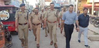 * आगामी माँ दुर्गा प्रतिमा विसर्जन कार्यक्रम को सकुशल, शांतिपूर्ण एवं सुरक्षित वातावरण में संपन्न कराने के दृष्टिगत *जिलाधिकारी बलरामपुर डॉ0 विपिन कुमार जैन व पुलिस अधीक्षक बलरामपुर श्री मार्तण्ड प्रकाश सिंह* द्वारा थाना पचपेड़वा क्षेत्र का भ्रमण कर कस्बा पचपेड़वा स्थित पुरैनिया तालाब विसर्जन स्थल एवं आसपास की सुरक्षा व्यवस्था का स्थलीय निरीक्षण किया गया। निरीक्षण के दौरान विसर्जन घाट एवं मार्ग पर पर्याप्त पुलिस बल, महिला पुलिस कर्मियों एवं सादे वस्त्रों में पुलिस कर्मियों की तैनाती, जल सुरक्षा हेतु गोताखोरों, नावों तथा आवश्यक बचाव संसाधनों की उपलब्धता, भीड़ नियंत्रण एवं सुगम यातायात हेतु बैरिकेटिंग व रूट डायवर्जन तथा घाट पर प्रकाश, लाउडस्पीकर एवं साफ-सफाई की समुचित व्यवस्था सुनिश्चित करने हेतु संबंधित अधिकारियों को आवश्यक दिशा-निर्देश दिए गए तथा यह भी निर्देश दिए गए कि सुरक्षा की दृष्टि से प्रशिक्षित बचाव कर्मियों, लाइफ जैकेट, रस्सियों एवं अन्य आवश्यक बचाव उपकरणों की पर्याप्त उपलब्धता सुनिश्चित की जाए, ताकि किसी भी आकस्मिक स्थिति में तत्काल प्रभावी कार्रवाई की जा सके। विसर्जन के दौरान पुरैनिया तालाब की ओर जाने वाले सभी मार्गों पर प्रभावी यातायात प्लान लागू करने, भारी वाहनों के प्रवेश पर प्रतिबंध लगाने तथा विसर्जन जुलूसों के सुचारु संचालन हेतु रूट चार्ट तैयार करने के निर्देश दिए गए । पुलिस अधीक्षक महोदय द्वारा ड्यूटी में तैनात पुलिस अधिकारियों एवं कर्मचारियों को सतर्क रहकर ड्यूटी करने, असामाजिक तत्वों पर प्रभावी निगरानी रखने तथा आयोजकों एवं आमजन से निरंतर समन्वय बनाए रखने हेतु निर्देशित किया गया तथा किसी भी प्रकार की अप्रिय घटना की सूचना उच्चाधिकारीगण को तत्काल प्रेषित करने हेतु निर्देशित किया गया। *जनपदीय पुलिस की प्राथमिकता है कि प्रतिमा विसर्जन कार्यक्रम पूरी श्रद्धा, शांति एवं सुरक्षित वातावरण में संपन्न हो तथा श्रद्धालुओं को किसी प्रकार की असुविधा का सामना न करना पड़े।* इस दौरान *अपर पुलिस अधीक्षक श्री विशाल पाण्डेय,उपजिलाधिकारी तुलसीपुर श्री हेमन्त कुमार गुप्ता, क्षेत्राधिकारी तुलसीपुर श्री अभय प्रताप मल्ल* , प्रभारी निरीक्षक थाना पचपेड़वा श्री राज कुमार सिंह एवं अन्य संबंधित अधिकारी/कर्मचारीगण मौके पर उपस्थित रहे।