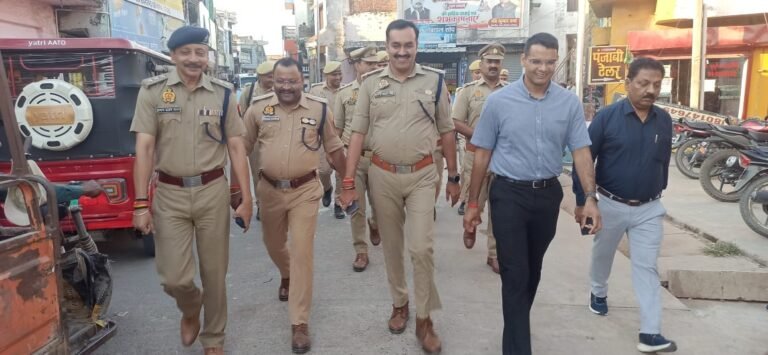 *       आगामी माँ दुर्गा प्रतिमा विसर्जन कार्यक्रम को सकुशल, शांतिपूर्ण एवं सुरक्षित वातावरण में संपन्न कराने के दृष्टिगत *जिलाधिकारी बलरामपुर डॉ0 विपिन कुमार जैन व पुलिस अधीक्षक बलरामपुर श्री मार्तण्ड प्रकाश सिंह* द्वारा थाना पचपेड़वा क्षेत्र का भ्रमण कर कस्बा पचपेड़वा स्थित पुरैनिया तालाब विसर्जन स्थल एवं आसपास की सुरक्षा व्यवस्था का स्थलीय निरीक्षण किया गया।       निरीक्षण के दौरान विसर्जन घाट एवं मार्ग पर पर्याप्त पुलिस बल, महिला पुलिस कर्मियों एवं सादे वस्त्रों में पुलिस कर्मियों की तैनाती, जल सुरक्षा हेतु गोताखोरों, नावों तथा आवश्यक बचाव संसाधनों की उपलब्धता, भीड़ नियंत्रण एवं सुगम यातायात हेतु बैरिकेटिंग व रूट डायवर्जन तथा घाट पर प्रकाश, लाउडस्पीकर एवं साफ-सफाई की समुचित व्यवस्था सुनिश्चित करने हेतु संबंधित अधिकारियों को आवश्यक दिशा-निर्देश दिए गए तथा यह भी निर्देश दिए गए कि सुरक्षा की दृष्टि से प्रशिक्षित बचाव कर्मियों, लाइफ जैकेट, रस्सियों एवं अन्य आवश्यक बचाव उपकरणों की पर्याप्त उपलब्धता सुनिश्चित की जाए, ताकि किसी भी आकस्मिक स्थिति में तत्काल प्रभावी कार्रवाई की जा सके।  विसर्जन के दौरान पुरैनिया तालाब की ओर जाने वाले सभी मार्गों पर प्रभावी यातायात प्लान लागू करने, भारी वाहनों के प्रवेश पर प्रतिबंध लगाने तथा विसर्जन जुलूसों के सुचारु संचालन हेतु रूट चार्ट तैयार करने के निर्देश दिए गए ।  पुलिस अधीक्षक महोदय द्वारा ड्यूटी में तैनात पुलिस अधिकारियों एवं कर्मचारियों को सतर्क रहकर ड्यूटी करने, असामाजिक तत्वों पर प्रभावी निगरानी रखने तथा आयोजकों एवं आमजन से निरंतर समन्वय बनाए रखने हेतु निर्देशित किया गया तथा किसी भी प्रकार की अप्रिय घटना की सूचना उच्चाधिकारीगण को तत्काल प्रेषित करने हेतु निर्देशित किया गया।  *जनपदीय पुलिस की प्राथमिकता है कि प्रतिमा विसर्जन कार्यक्रम पूरी श्रद्धा, शांति एवं सुरक्षित वातावरण में संपन्न हो तथा श्रद्धालुओं को किसी प्रकार की असुविधा का सामना न करना पड़े।*  इस दौरान *अपर पुलिस अधीक्षक श्री विशाल पाण्डेय,उपजिलाधिकारी तुलसीपुर श्री हेमन्त कुमार गुप्ता, क्षेत्राधिकारी तुलसीपुर श्री अभय प्रताप मल्ल* , प्रभारी निरीक्षक थाना पचपेड़वा श्री राज कुमार सिंह एवं अन्य संबंधित अधिकारी/कर्मचारीगण मौके पर उपस्थित रहे।