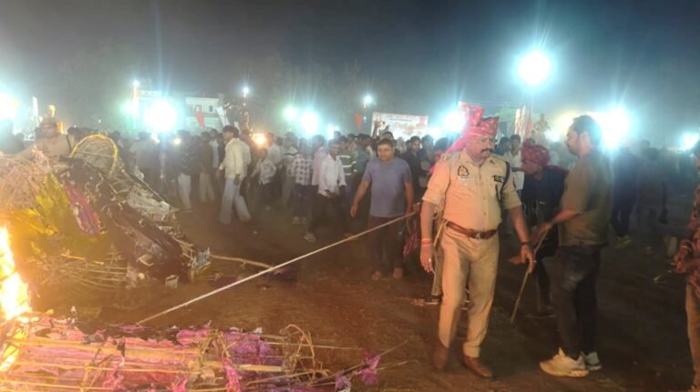 अपर पुलिस अधीक्षक बलरामपुर श्री विशाल पाण्डेय द्वारा बलरामपुर शहर स्थित बड़ा परेड ग्राउंड रावण दहन स्थल का निरीक्षण कर रावण दहन कार्यक्रम को हर्षोल्लास के साथ सकुशल संपन्न कराया गया।*