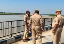 अपर पुलिस अधीक्षक बलरामपुर द्वारा मां दुर्गा प्रतिमा विसर्जन स्थल कोड़री घाट व सिसई घाट का किया गया निरीक्षण, ड्यूटी में तैनात पुलिसकर्मियों को दिए गए आवश्यक दिशा-निर्देश*