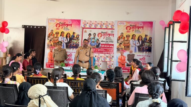 मिशन शक्ति का यही संदेश, हर दिल में जगाना है*, *बेटी को पढ़ाना है और आत्मनिर्भर बनाना है*।  *पुलिस अधीक्षक बलरामपुर के कुशल निर्देशन में महिला थाना स्थित मिशन शक्ति केंद्र को मॉडल मिशन शक्ति केंद्र के रूप में किया गया विकसित*