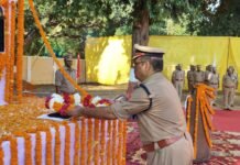 पुलिस स्मृति दिवस-2026 के अवसर पर डीआईजी देवीपाटन परिक्षेत्र अशोक कुमार द्वारा रिजर्व पुलिस लाइन, गोण्डा स्थित शहीद स्मारक पर अपने कर्तव्य पथ पर अपने प्राणों का सर्वोच्च बलिदान करने वाले अमर शहीद पुलिसकर्मियों को पुष्पचक्र अर्पित कर भावभीनी श्रद्धांजलि दी गई