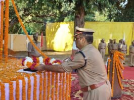 पुलिस स्मृति दिवस-2026 के अवसर पर डीआईजी देवीपाटन परिक्षेत्र अशोक कुमार द्वारा रिजर्व पुलिस लाइन, गोण्डा स्थित शहीद स्मारक पर अपने कर्तव्य पथ पर अपने प्राणों का सर्वोच्च बलिदान करने वाले अमर शहीद पुलिसकर्मियों को पुष्पचक्र अर्पित कर भावभीनी श्रद्धांजलि दी गई