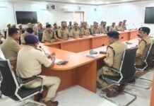 पुलिस अधीक्षक बलरामपुर द्वारा उत्तर प्रदेश विधान परिषद गोरखपुर-फैजाबाद खण्ड शिक्षक निर्वाचन क्षेत्र-2026 के चुनाव को सकुशल एवं शांतिपूर्ण संपन्न कराने हेतु की गई ब्रीफिंग, संबंधित अधिकारी/ कर्मचारीगण को दिए गए आवश्यक दिशा-निर्देश*