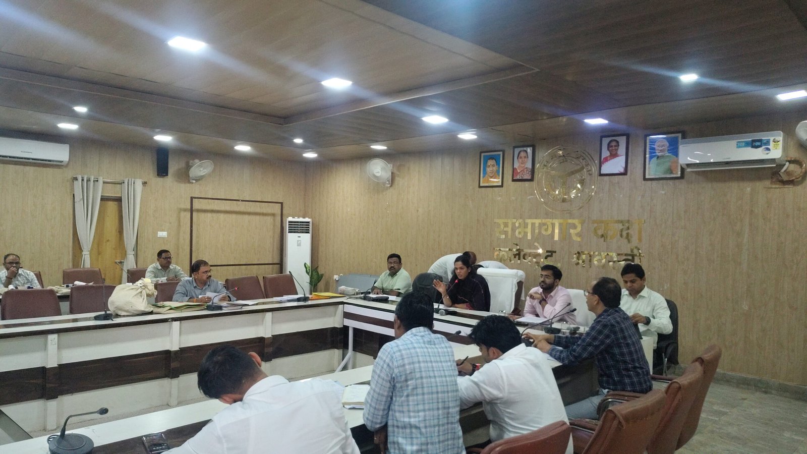 गोरखपुर-फैजाबाद खण्ड शिक्षक निर्वाचन के लिए जोनल, सेक्टर मजिस्ट्रेट एवं पीठासीन अधिकारियों को दिया गया प्रशिक्षण*