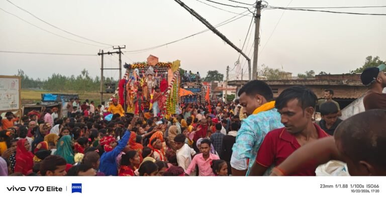 भंगहा बाजार में उमड़ा श्रद्धालुओं का जन सैलाब डीजे बाजे के साथ मां दुर्गा को नाम आंखों से दी गई विदाई