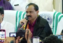 केरलम में गरमाई राजनीति, फर्जी हस्ताक्षर के आरोप में तिरुअनंतपुरम के महापौर पर मुकदमा केरलम में गरमाई राजनीति, फर्जी हस्ताक्षर के आरोप में तिरुअनंतपुरम के महापौर पर मुकदमा
