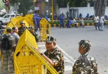 जंतर-मंतर पर जुटने लगे CJP समर्थक, दिल्ली में भारी किलेबंदी; मोबाइल इंटरनेट बंद और मेट्रो स्टेशनों पर पाबंदी जंतर-मंतर पर जुटने लगे CJP समर्थक, दिल्ली में भारी किलेबंदी; मोबाइल इंटरनेट बंद और मेट्रो स्टेशनों पर पाबंदी