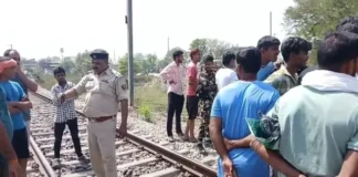 राजस्थान में ट्रेन के आगे कूदी गर्भवती महिला, दो हिस्सों में बंटा शरीर; सुसाइड नोट में पति और सास पर लगाए आरोप राजस्थान में ट्रेन के आगे कूदी गर्भवती महिला, दो हिस्सों में बंटा शरीर; सुसाइड नोट में पति और सास पर लगाए आरोप