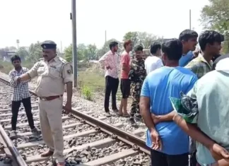 राजस्थान में ट्रेन के आगे कूदी गर्भवती महिला, दो हिस्सों में बंटा शरीर; सुसाइड नोट में पति और सास पर लगाए आरोप राजस्थान में ट्रेन के आगे कूदी गर्भवती महिला, दो हिस्सों में बंटा शरीर; सुसाइड नोट में पति और सास पर लगाए आरोप