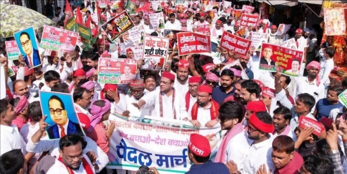 जुलूस निकालते व पुतला फूंकते सपाई।