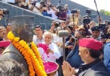 लखनऊ:जयप्रकाश नारायण की जयंती पर अखिलेश ने अर्पित की श्रद्धांजलि, बोले-पैसों की खनक के आगे बेच दिया गया सेंटर – Akhilesh Yadav Paid Tribute On Jayaprakash Narayan Birth Anniversary लखनऊ:जयप्रकाश नारायण की जयंती पर अखिलेश ने अर्पित की श्रद्धांजलि, बोले-पैसों की खनक के आगे बेच दिया गया सेंटर - Akhilesh Yadav Paid Tribute On Jayaprakash Narayan Birth Anniversary