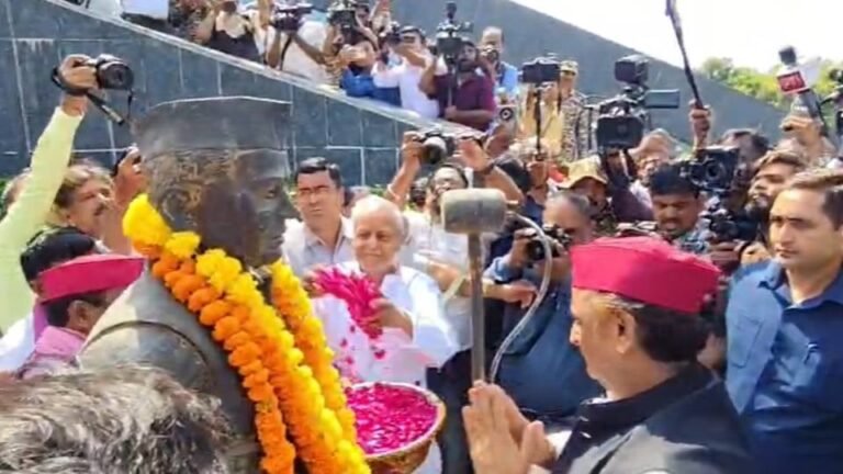 लखनऊ:जयप्रकाश नारायण की जयंती पर अखिलेश ने अर्पित की श्रद्धांजलि, बोले-पैसों की खनक के आगे बेच दिया गया सेंटर – Akhilesh Yadav Paid Tribute On Jayaprakash Narayan Birth Anniversary