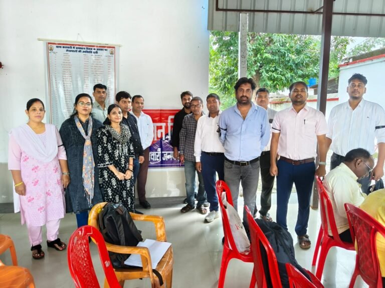 Basti News:काली पट्टी बांध थाना समाधान दिवस में पहुंचे लेखपाल, जताया विरोध – Lekhpal Arrives At The Police Station’s Grievance Redressal Day Wearing A Black Armband To Register A Protest