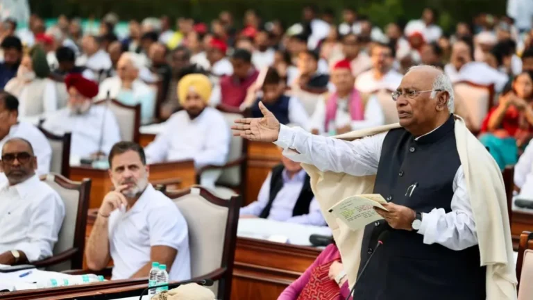 इंडी गठबंधन की मॉक संसद, SIR को चुनावी धांधली बता ज्ञानेश कुमार के खिलाफ पारित किया जन महाभियोग