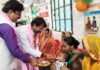 Basti News:फर्श पर बैठे अधिकारी और जनप्रतिनिधि, साथ किया पोषण भोज – Officials And Public Representatives Sat On The Floor And Shared A ‘poshan Bhoj’ (nutritious Meal) Basti News:फर्श पर बैठे अधिकारी और जनप्रतिनिधि, साथ किया पोषण भोज - Officials And Public Representatives Sat On The Floor And Shared A 'poshan Bhoj' (nutritious Meal)