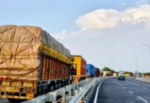 सोनौली बॉर्डर पर ट्रकों की कतार घटकर हुई तीन किमी, 702 मालवाहक वाहन भेजे गए नेपाल