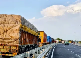 सोनौली बॉर्डर पर ट्रकों की कतार घटकर हुई तीन किमी, 702 मालवाहक वाहन भेजे गए नेपाल