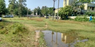 Shravasti News:सरकारी दफ्तरों की राह भी नहीं आसान – The Path To Government Offices Is Not Easy Either मार्ग पर भरा पानी व कीचड़