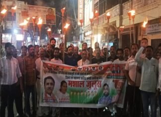 अलीगढ़:कांग्रेसियों ने निकाला मशाल जुलूस, मुख्य चुनाव आयुक्त के इस्तीफे की मांग – Congress Workers Took Out A Torchlight Procession अलीगढ़:कांग्रेसियों ने निकाला मशाल जुलूस, मुख्य चुनाव आयुक्त के इस्तीफे की मांग - Congress Workers Took Out A Torchlight Procession