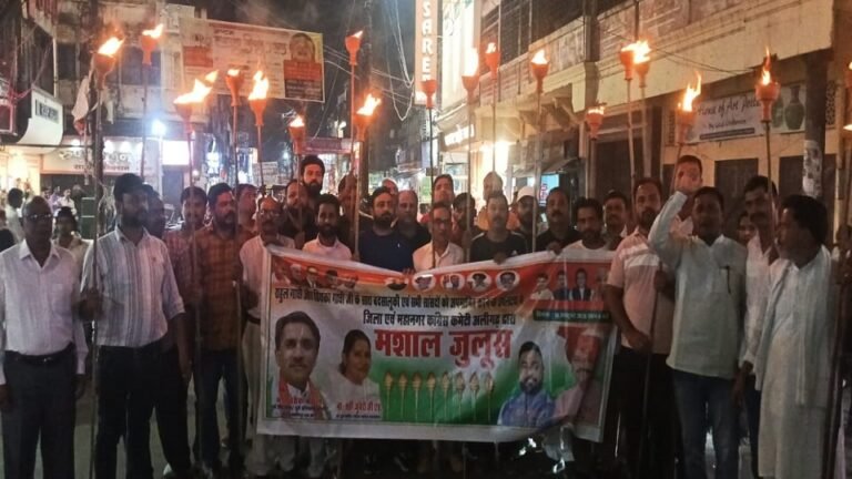 अलीगढ़:कांग्रेसियों ने निकाला मशाल जुलूस, मुख्य चुनाव आयुक्त के इस्तीफे की मांग – Congress Workers Took Out A Torchlight Procession