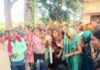 Shravasti News:एफआईआर के आश्वासन पर किया शव का अंतिम संस्कार – Last Rites Of The Body Performed Following Assurance Of An Fir मृतका का शव गांव पहुंचने के बाद बिलखती महिलाएं।