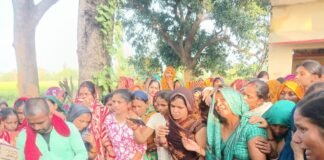Shravasti News:एफआईआर के आश्वासन पर किया शव का अंतिम संस्कार – Last Rites Of The Body Performed Following Assurance Of An Fir मृतका का शव गांव पहुंचने के बाद बिलखती महिलाएं।
