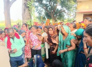 Shravasti News:एफआईआर के आश्वासन पर किया शव का अंतिम संस्कार – Last Rites Of The Body Performed Following Assurance Of An Fir मृतका का शव गांव पहुंचने के बाद बिलखती महिलाएं।