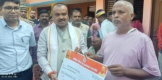 Shravasti News:मृतकों के परिजनों को विधायक ने दिए पांच-पांच लाख – The Mla Gave Five Lakh Rupees Each To The Families Of The Deceased Shravasti News:मृतकों के परिजनों को विधायक ने दिए पांच-पांच लाख - The Mla Gave Five Lakh Rupees Each To The Families Of The Deceased