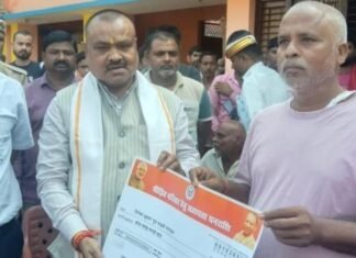Shravasti News:मृतकों के परिजनों को विधायक ने दिए पांच-पांच लाख – The Mla Gave Five Lakh Rupees Each To The Families Of The Deceased Shravasti News:मृतकों के परिजनों को विधायक ने दिए पांच-पांच लाख - The Mla Gave Five Lakh Rupees Each To The Families Of The Deceased