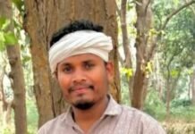 Basti News:कपड़ा प्रेस करते समय करंट से मेडिकल स्टोर संचालक की मौत – Medical Store Owner Dies Of Electric Shock While Pressing Clothes मृतक विजय मौर्य की मौत के बाद घर पर जुटी भीड़ स्रोत पुलिस