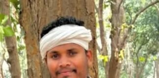 Basti News:कपड़ा प्रेस करते समय करंट से मेडिकल स्टोर संचालक की मौत – Medical Store Owner Dies Of Electric Shock While Pressing Clothes मृतक विजय मौर्य की मौत के बाद घर पर जुटी भीड़ स्रोत पुलिस