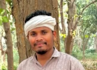 Basti News:कपड़ा प्रेस करते समय करंट से मेडिकल स्टोर संचालक की मौत – Medical Store Owner Dies Of Electric Shock While Pressing Clothes मृतक विजय मौर्य की मौत के बाद घर पर जुटी भीड़ स्रोत पुलिस